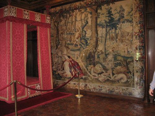 chenonceau_001.JPG - ONE OF THE BEDROOMS WITH A HUNTING TAPESTRY