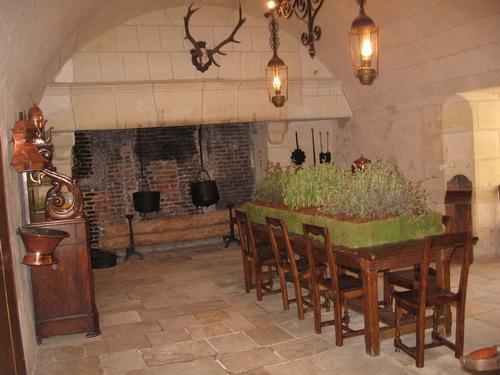 chenonceau_008.JPG - THE KITCHEN WITH LIVE GROWING HERBS ON THE TABLE