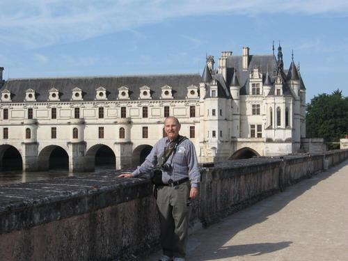 chenonceau_021.JPG - STEVE WITH THE CHATEAU IN THE BACKGROUND