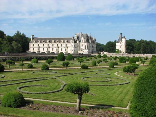 chenonceau_106.JPG - CHATEAU WITH PART OF THE GARDEN