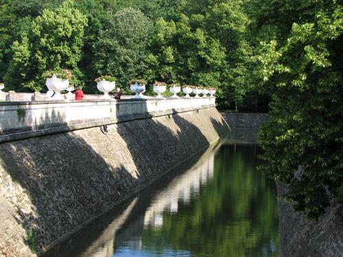 chenonceau_107.JPG - A VIEW OF THE MOAT?