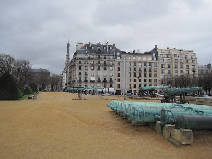paris_013.JPG - CANNONS IN FRONT OF THE ARMY MUSEUM